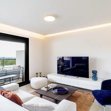Lakes - 3 Bedroom Apartment *
