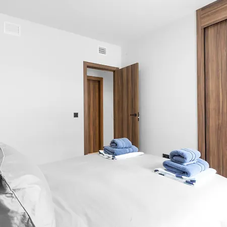 Lakes - 3 Bedroom Apartment *