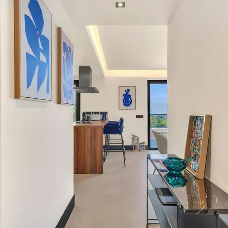 - 3 Bedroom Luxury By Finest Apartament